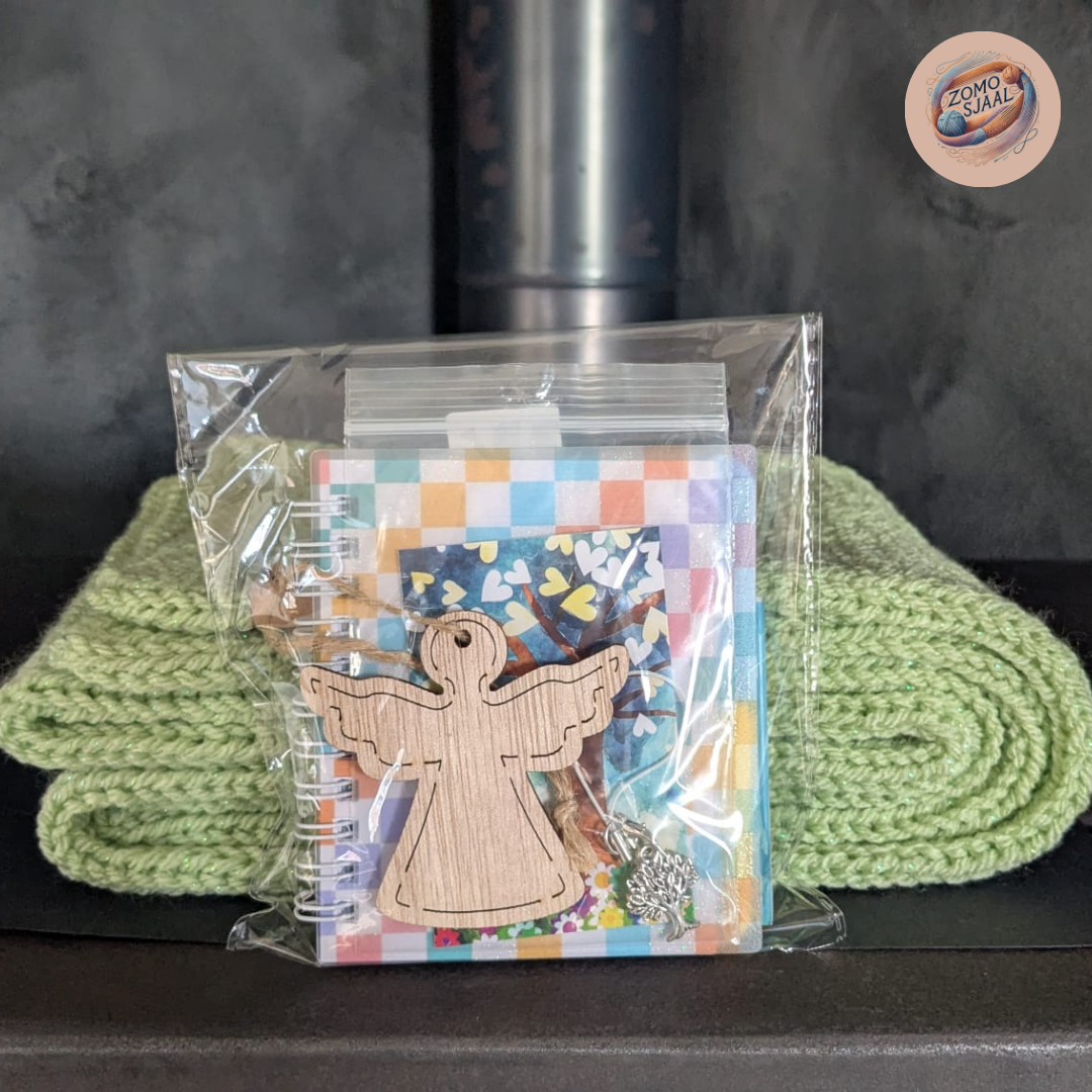 Handgebreide Cadeauset: Sjaal van Acryl en Polyester + Rust en Zelfzorg pakketje - "ZoMoQuibby"