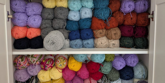 Help! Welke sjaal kriebelt niet? De verschillen tussen acryl, wol, polyester en viscose uitgelegd