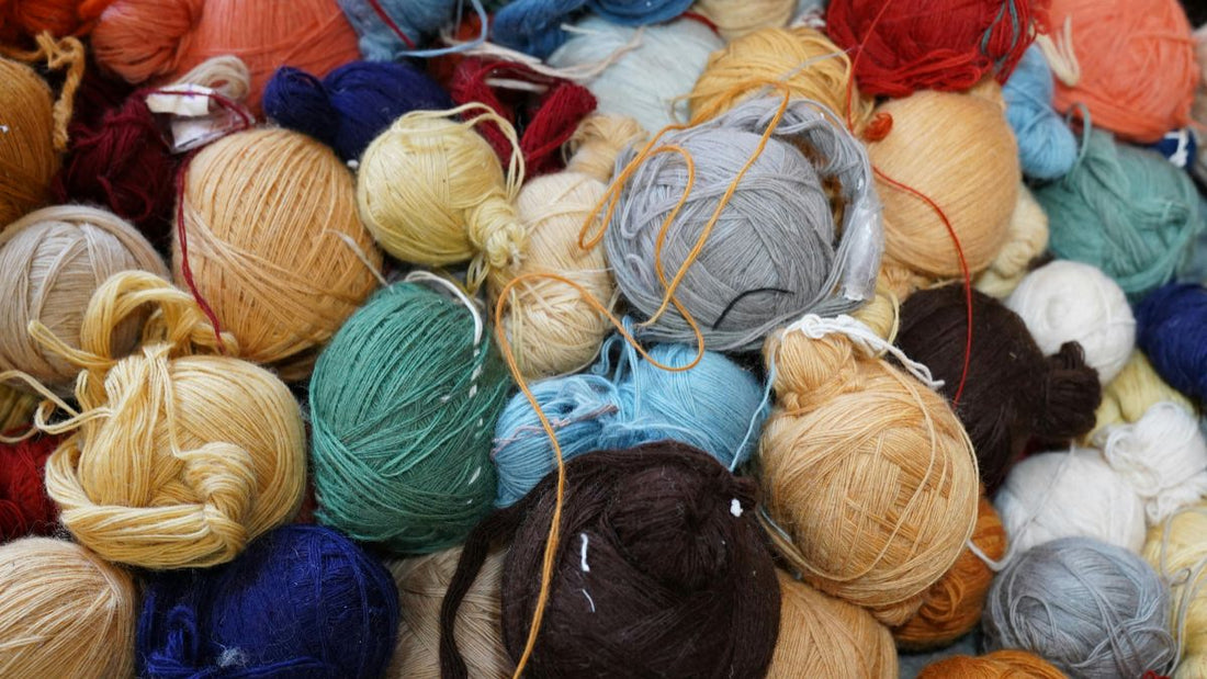 Hoe kies je de perfecte kleur sjaal die bij jouw outfit en huidtint past?