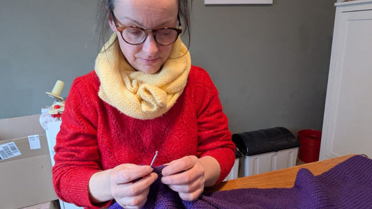 Jose, een sjaal op maat aan het maken voor een klant.