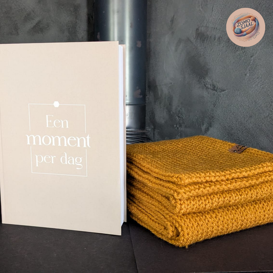 Handgebreide Cadeauset Sjaal van Acryl + Een Moment Per Dag dagboek ZoMoZaflo